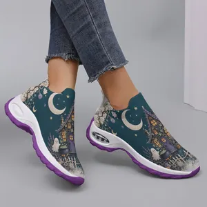Vue détaillée des baskets Halloween pour femmes avec imprimé fantôme et semelle violette.