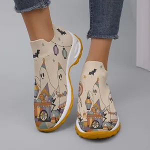 Détail rapproché du motif de fantôme d'Halloween sur des baskets en tricot légères pour femmes