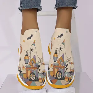 Détail de baskets légères en maille pour femmes avec un imprimé fantôme d'Halloween