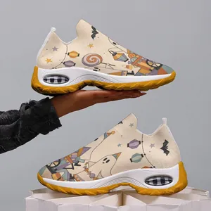 Gros plan de baskets pour femmes avec motif Halloween et semelle à coussin d'air