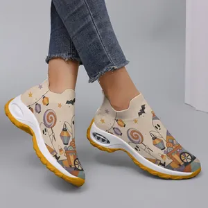 Détail de baskets légères en maille avec imprimés de dessins animés et semelle jaune