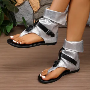 Elegante silberne flache Gladiatorsandalen in Schlangenoptik mit schwarzen Schnallen