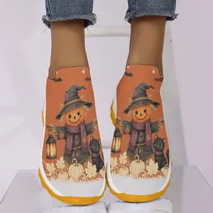 Gros plan de baskets légères pour femmes en maille avec motif festif d'Halloween