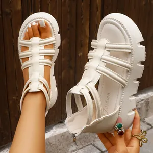 Gedetailleerd macrozicht van witte lederen Romeinse sandalen met dikke zolen