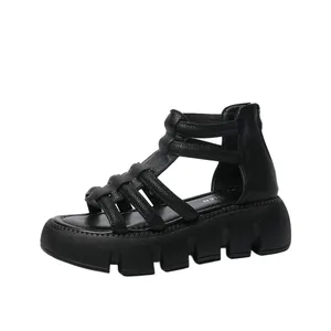 Gedetailleerd zijaanzicht van de dikke profielzool van deze zwarte Romeinse sandalen.