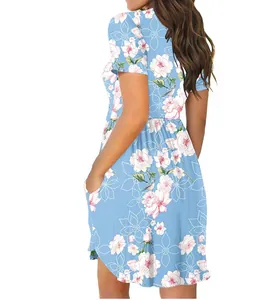 Seiten- und Rückansicht eines hellblauen Kleides mit Blumenmuster und Seitentaschen.