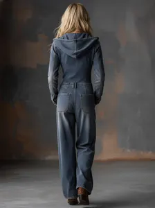 Vue arrière d'une combinaison en jean bleu-gris vintage avec capuche et jambes larges.