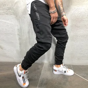 Primer plano de pantalones cargo negros para hombre con bolsillo lateral y paneles