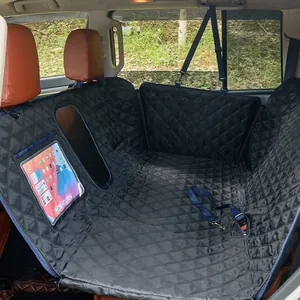 Détail de la housse de siège auto pour chien avec une pochette transparente pour tablette