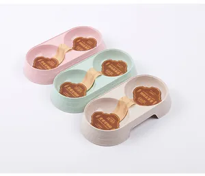 Set aus drei doppelten Futternäpfen in Rosa, Grün und Beige für Katzen und Hunde