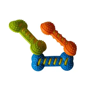 Nahaufnahme von drei farbenfrohen, langlebigen Hundekauspielzeugen in Knochenform zum Spielen.