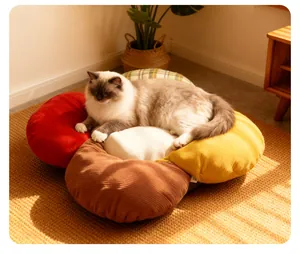 Detail van een kat die rust op een bloemvormig corduroy huisdierbed in gezellige verlichting