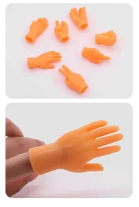 Primer plano detallado de un novedoso juguete para gatos con forma de mano pequeña naranja