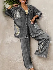Ensemble chic en jean gris pour femme avec haut à capuche et pantalon à patchs léopard