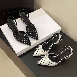 Elegantes zapatos de tacón con lunares franceses, lazos decorativos y punta.