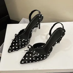 Vista detallada de tacones de lunares estilo francés con lazos elegantes.