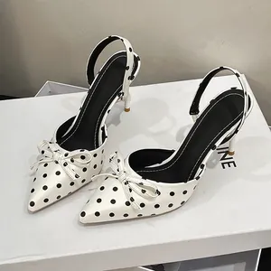 Zapatos destalonados blancos a lunares de estilo francés con detalle de lazo