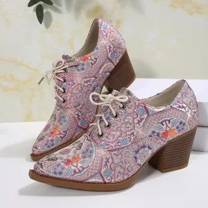 Vista dettagliata delle décolleté vintage in raso ricamato con motivi paisley complessi e lacci