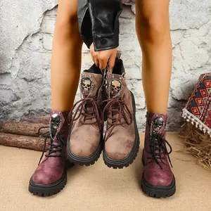 Vue détaillée des bottines Martin rétro pour femmes avec décor tête de mort et chaîne en métal.