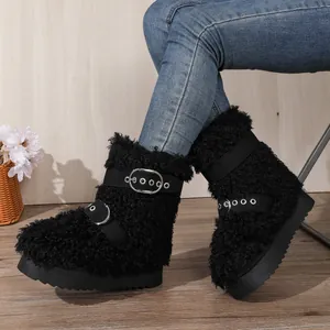Eleganti stivaletti in ecopelliccia nera riccia con fibbie argentate per l'inverno freddo