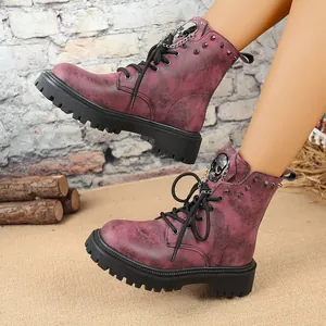 Élégantes bottines de combat bordeaux avec crâne punk et semelles compensées épaisses