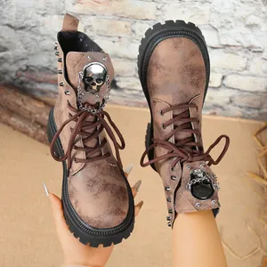 Bottes Martin marron rétro avec crâne décoratif et détails de chaînes en métal