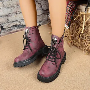Bottines de combat bordeaux vintage avec détails gothiques de crâne et chaîne en métal