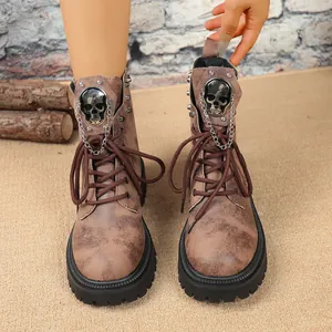 Gros plan de bottines vintage marron avec crâne gothique et détails de chaîne