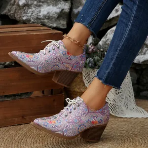 Eleganti décolleté vintage in raso ricamato con lacci, punta affusolata e tacco largo.