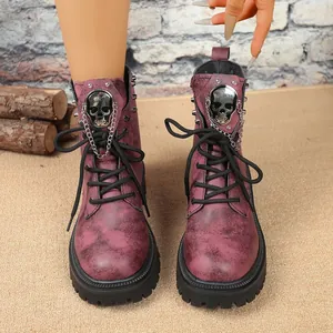Gros plan sur des bottes vintage bordeaux avec emblème de tête de mort et chaîne
