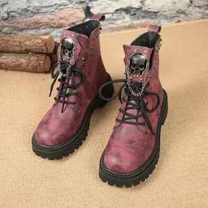 Bottines plateforme bordeaux de style vintage avec crâne métallique et décor de chaîne