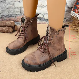 Détail montrant les mesures de hauteur pour ces bottes vintage à plateforme marron.
