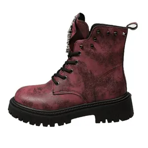 Vue de profil de bottines de combat en cuir bordeaux avec semelle plateforme épaisse.