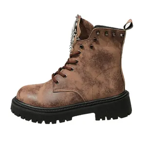 Vue détaillée de bottines Martin marron rétro avec des semelles épaisses et des clous décoratifs