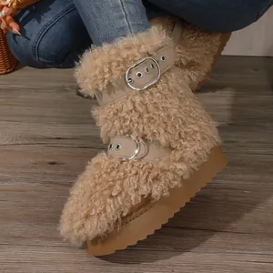 Primo piano di stivali da neve con plateau in peluche e fibbie metalliche eleganti