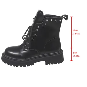 Vue détaillée des bottines Martin noires avec talon de 5 cm et hauteur de tige de 15 cm