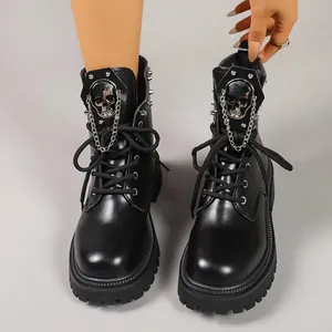 Bottines Martin noires style punk avec tête de mort argentée et chaînes sur semelles