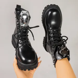 Détail de bottines de combat noires à plateforme avec crâne et chaînes en métal