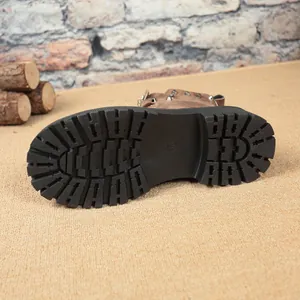 Détail de la semelle épaisse en caoutchouc antidérapante des bottines Martin vintage.