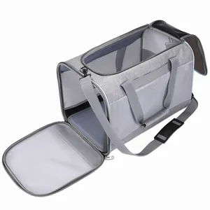 Detalle de la bolsa de transporte gris para mascotas con ventanas de malla y correa.