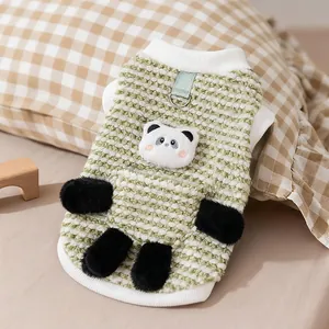 Dettaglio del gilet in pile verde per animali con design panda 3D e anello a D.
