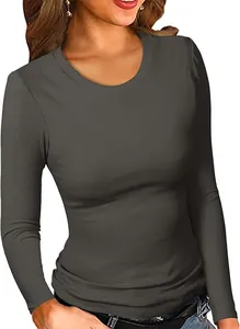 Dettaglio della maglia a maniche lunghe in modal a coste slim fit grigio scuro