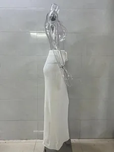 Seitenansicht eines weißen Strick-Strandrocks mit hohlem Mesh-Design und Kordelzug.