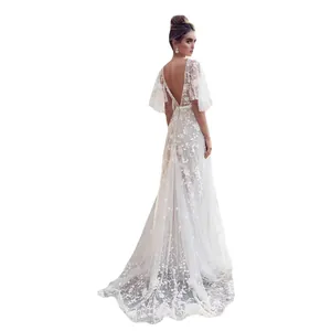 Elegante abito da sera in pizzo bianco con scollatura profonda a V e ricami floreali