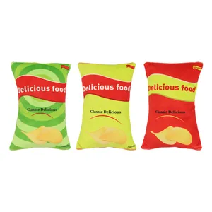 Drie kleurrijke pluchen hondenspeeltjes in de vorm van zakjes aardappelchips