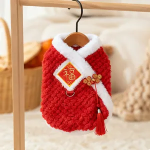 Dettaglio del costume Tang cinese rosso per cani in peluche con ricamo del carattere Fu.