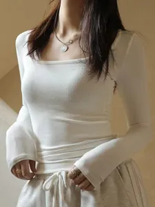 T-shirt blanc élégant à manches longues avec col carré en maille côtelée pour femme