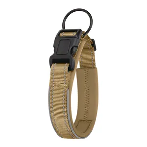 Vue détaillée d'un collier réfléchissant robuste pour chien en brun coyote durable