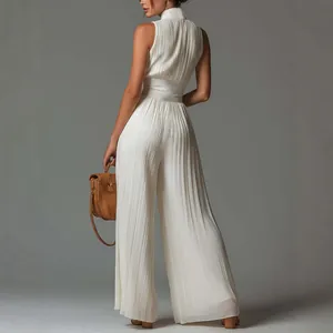 Eleganter weißer plissierter Neckholder-Jumpsuit mit weitem Bein und Rückenansicht