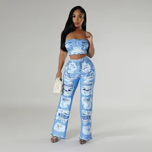 Vue d'ensemble d'un ensemble deux pièces élégant avec imprimé denim bleu et pantalon évasé